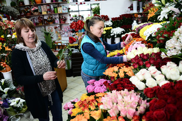 БОГАТ ПРОГРАМ ШИРОМ ГРАДА ПОВОДОМ 8. МАРТА: Љубавне песме, вино, гитаре и дељење ружа